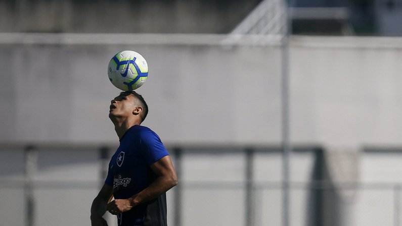 Botafogo tem seis jogadores pendurados no jogo contra o Santos pelo Brasileirão