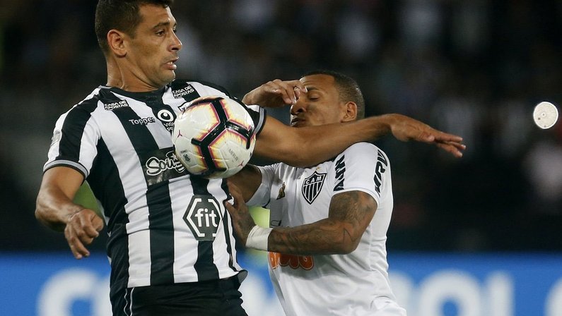 Botafogo empaca em má fase e sobra vaia até para Diego Souza