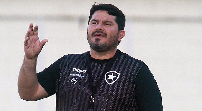 Eduardo Barroca comanda treino do Botafogo para enfrentar o Cruzeiro
