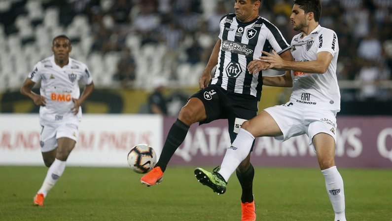 Vaias? Torcida do Botafogo aplaude Igor Rabello, do Atlético-MG