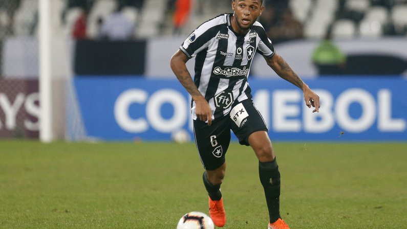 Lateral-esquerdo Gilson está próximo de fechar com o Botafogo… de Ribeirão Preto