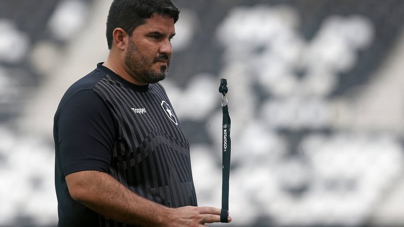 Barroca tem dúvidas na escalação do Botafogo em razão de problemas físicos