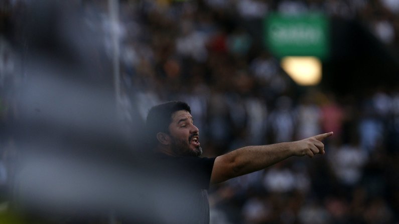 Barroca lamenta venda de mando de campo no Botafogo para clássico com Fluminense