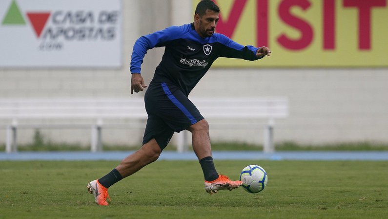 Diego Souza fica isolado e sofre para liderar ataque do Botafogo. Barroca: ‘Ele dá peso à equipe’