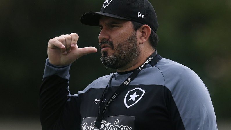 Comentarista: ‘Botafogo assinou o decreto do rebaixamento com a demissão de Eduardo Barroca’