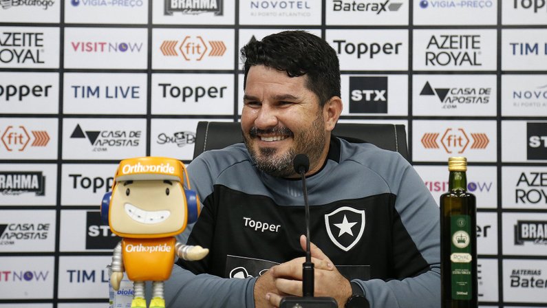 Barroca e seu ‘maravilhoso mundo do Botafogo’ só atrapalham