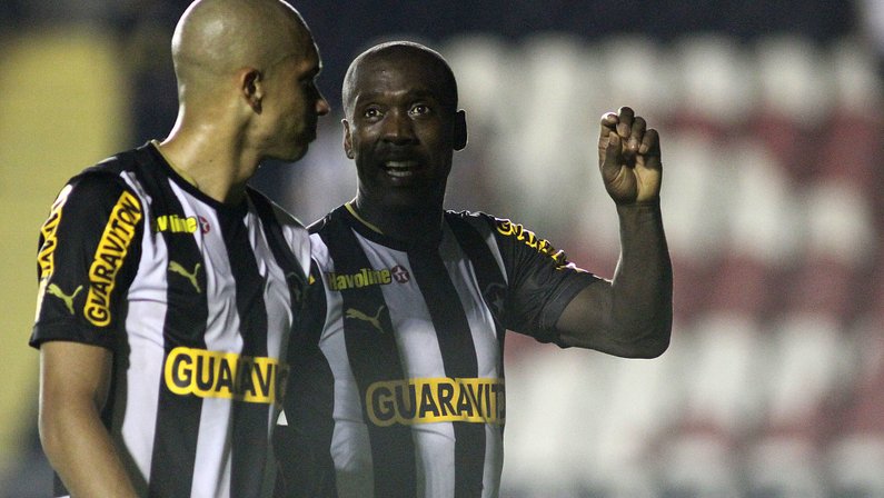 Ex-Botafogo lembra como Seedorf se preocupava até com pés descalços e fez ‘brigões’ de organizada quase chorarem
