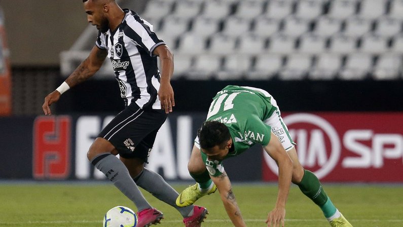 Atuação sonolenta e batida na trave: fatores do empate do Botafogo