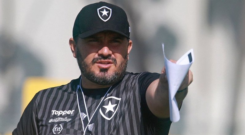 Botafogo, do técnico Eduardo Barroca, vai atrás de dois extremos para as vagas de Erik e Biro Biro