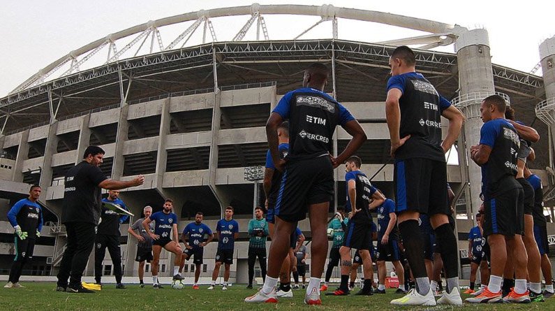 Jogadores do elenco 2019 do Botafogo com o técnico Eduardo Barroca no campo anexo do Estádio Nilton Santos