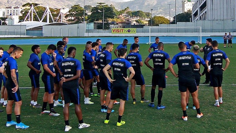 Jogadores do elenco 2019 do Botafogo com o técnico Eduardo Barroca no campo anexo do Estádio Nilton Santos