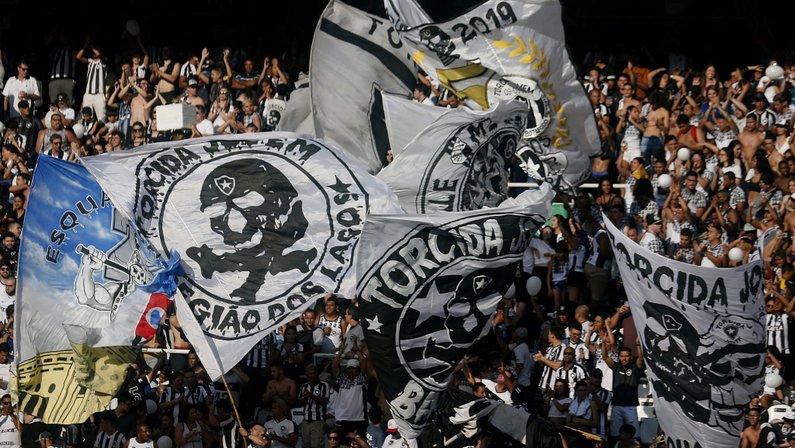 Torcida do Botafogo xinga Mufarrej e declara apoio aos jogadores: ‘Estamos com vocês’