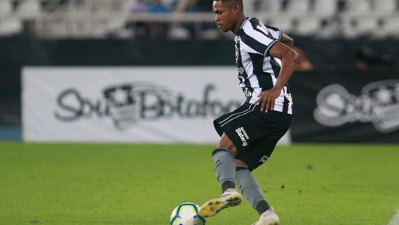 Com Gilson lesionado, jovem Lucas Barros faz primeiro jogo como titular do Botafogo