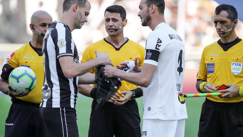 Atlético-MG se revolta com arbitragem do jogo contra o Botafogo e promete reclamar na CBF