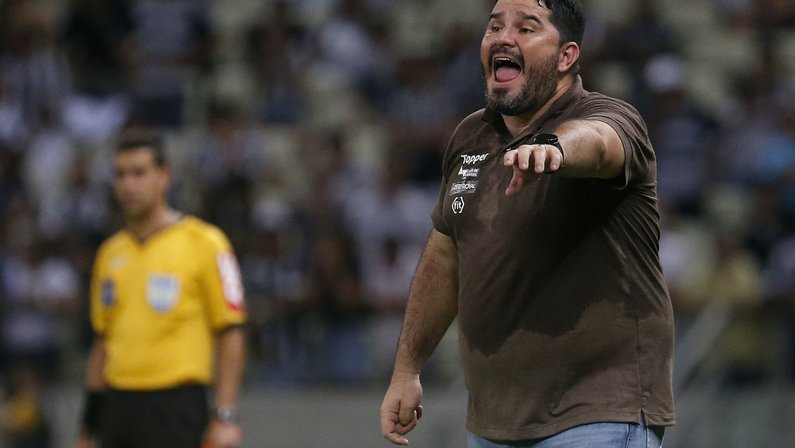 Barroca elogia entrega do Botafogo diante do Ceará: ‘Teve jogador vomitando no vestiário’