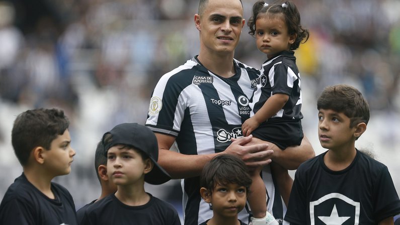 Victor Rangel diz que pode jogar ao lado de Diego Souza no Botafogo e avalia estreia como titular: ‘Me senti leve’