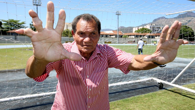 Sem dinheiro e doente, ex-goleiro do Botafogo, Manga é ajudado por uruguaios