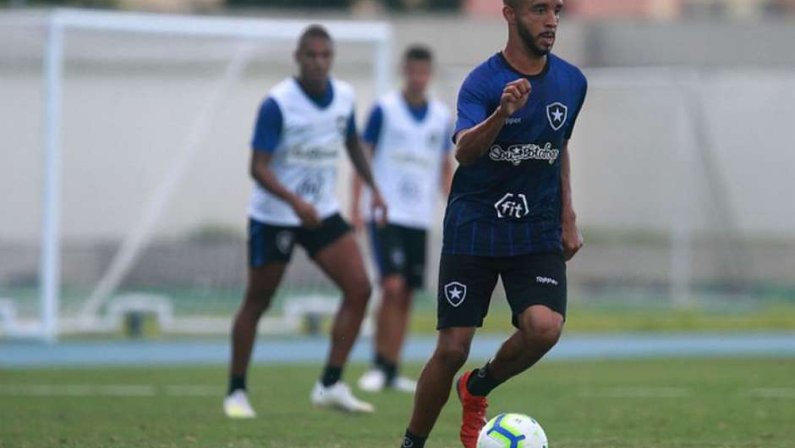 Destaque do Sub-20, Caio Alexandre treina com elenco principal do Botafogo