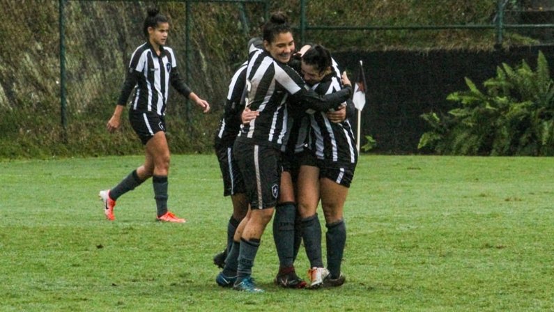 Futebol feminino: Botafogo vence por 12 a 0 na estreia do Estadual