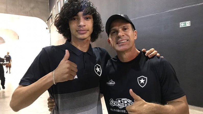 Encontro de gerações: pé-quente, joia Matheus Nascimento assiste vitória do Botafogo com Túlio Maravilha
