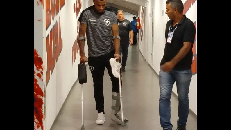 Alex Santana sofre torção no tornozelo, sai de muletas e preocupa o Botafogo