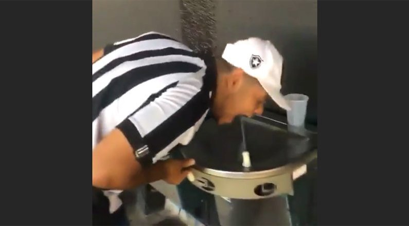 Torcedor do Botafogo toma água no bebedouro do Estádio Nilton Santos e provoca o Vasco