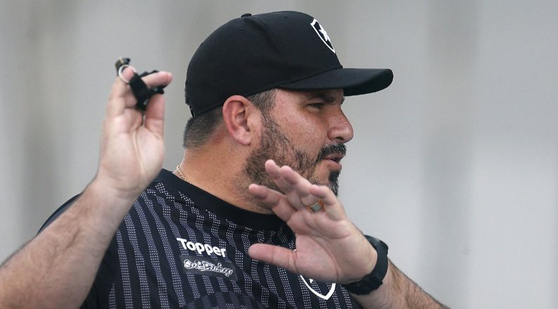 Técnico Eduardo Barroca no treino do Botafogo