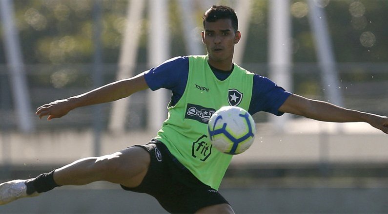 Pachu, atacante do Botafogo, no treino de Eduardo Barroca
