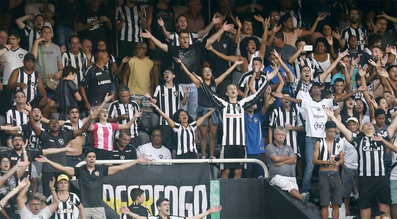 Torcida do Botafogo no Estádio Nilton Santos em Botafogo x Athletico-PR | Campeonato Brasileiro 2018