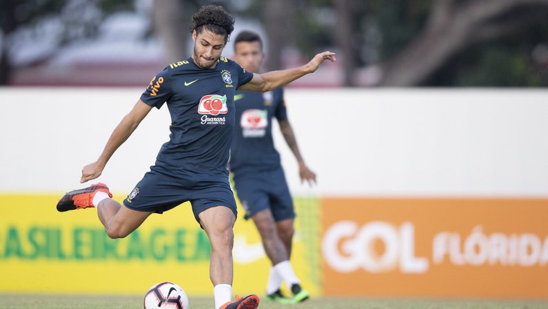 Marcinho, do Botafogo, assiste do banco a novo empate da Seleção Brasileira em Singapura