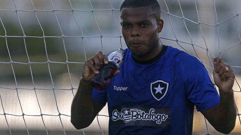 Botafogo deve ter Vinicius Tanque no ataque contra o Fluminense; Carli retorna