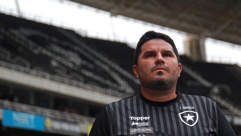 Site: ‘Botafogo não parece saber por que demitiu o técnico Eduardo Barroca’