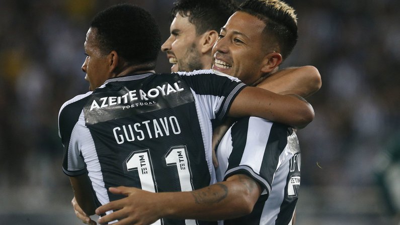 Com ataque em baixa, Botafogo volta a marcar três gols após 20 jogos