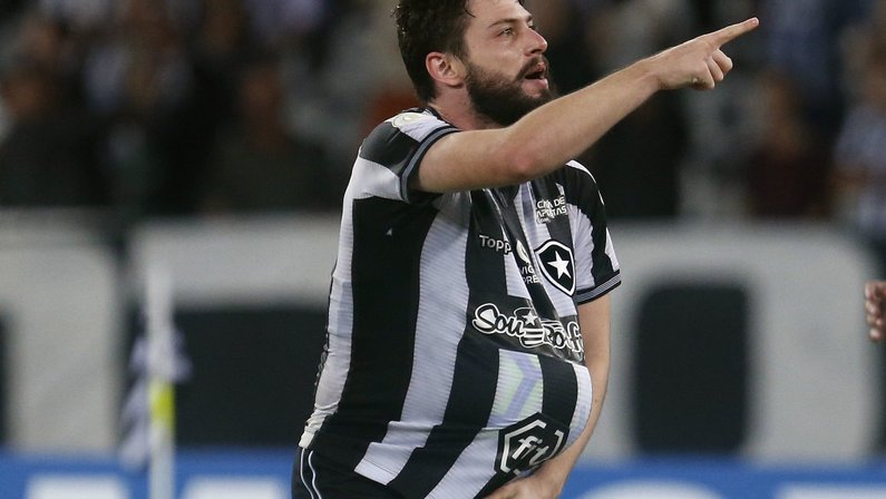 João Paulo volta a ser destaque do Botafogo pela primeira vez após quebrar perna