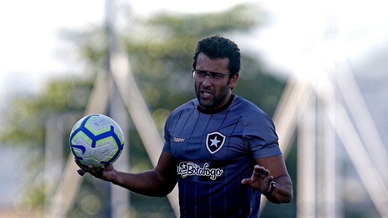 Descartado no Vasco, Valentim vira solução no Botafogo no mesmo Brasileirão