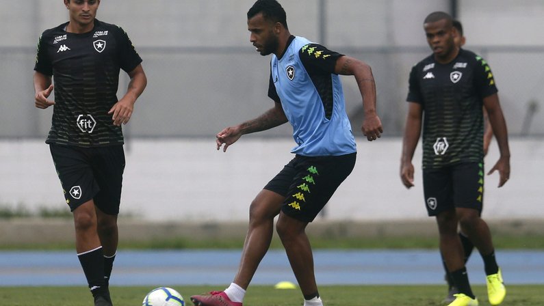 Alex Santana é relacionado e fica à disposição do Botafogo para duelo com o Grêmio