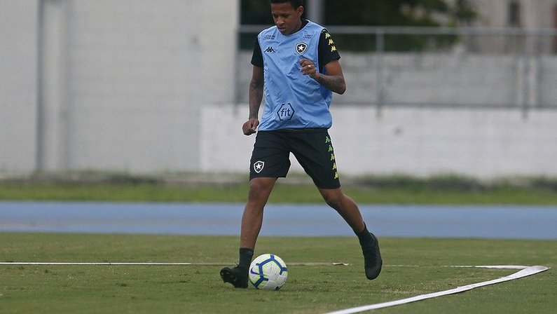 Botafogo confirmado com Gustavo Bochecha no lugar de Cicero para enfrentar o Cruzeiro