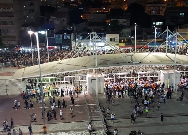 Filas se formam no setor Leste, e torcedores do Botafogo entram com o jogo em andamento
