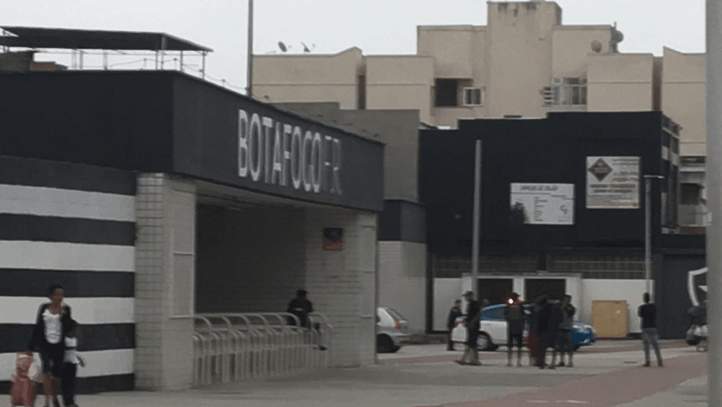 Torcedores do Botafogo protestam e tentam invadir Estádio Nilton Santos