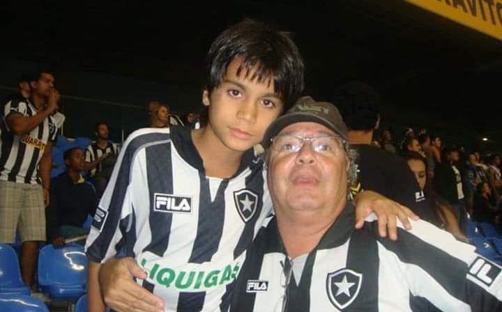 Fotos de Reinier, promessa do Flamengo, com camisa do Botafogo viralizam na internet