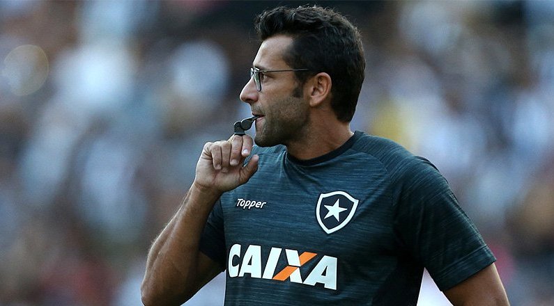 Alberto Valentim em treino do Botafogo