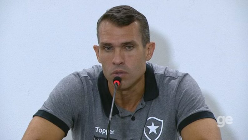 Lazaroni lamenta substituições forçadas e diz que Valentim o deixou à vontade para comandar o Botafogo no jogo