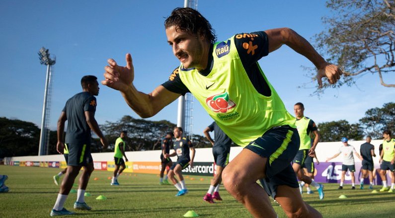 Marcinho, do Botafogo, no treino da Seleção Brasileira em Singapura