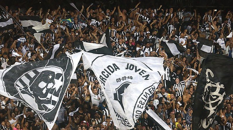 Torcida no Estádio Nilton Santos em Botafogo x CSA | Campeonato Brasileiro 2019