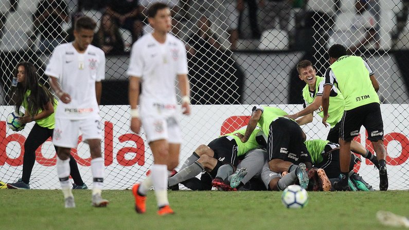 Botafogo comemora vitória sobre o Corinthians no Brasileirão de 2018