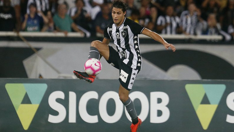 Marcinho chega a 100 jogos pelo Botafogo em momento ruim do clube