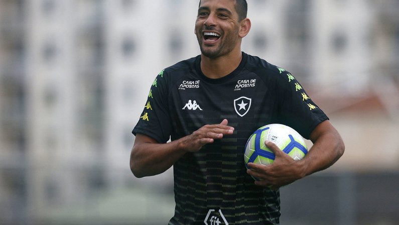 Site: além de Cícero, Diego Souza sinaliza aceitar redução salarial momentânea para ficar no Botafogo