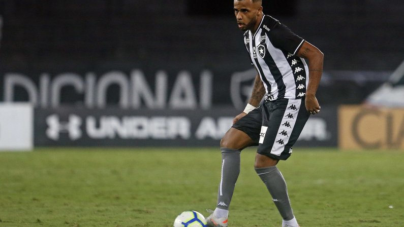 Alex Santana deve voltar ao time titular do Botafogo contra o Flamengo, diz site