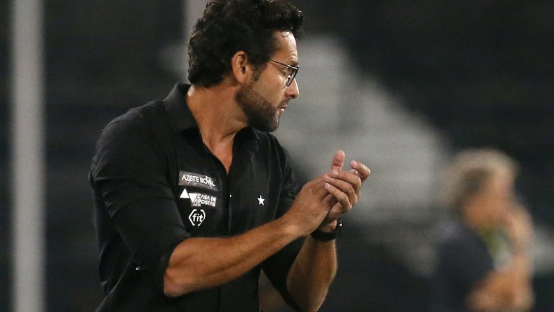 Alberto Valentim manda recado positivo e otimista à torcida: ‘O Botafogo não vai cair’