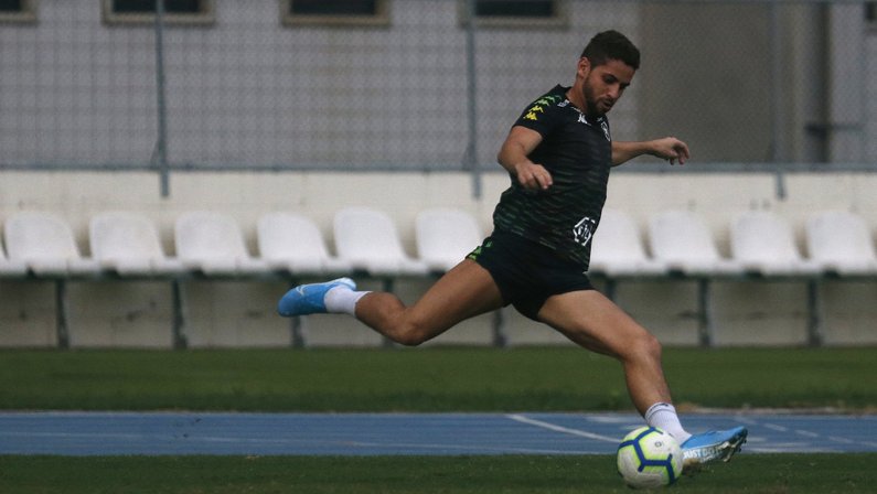 Gabriel elogia Valentim e foca no trabalho durante a semana para Botafogo se afastar do Z-4